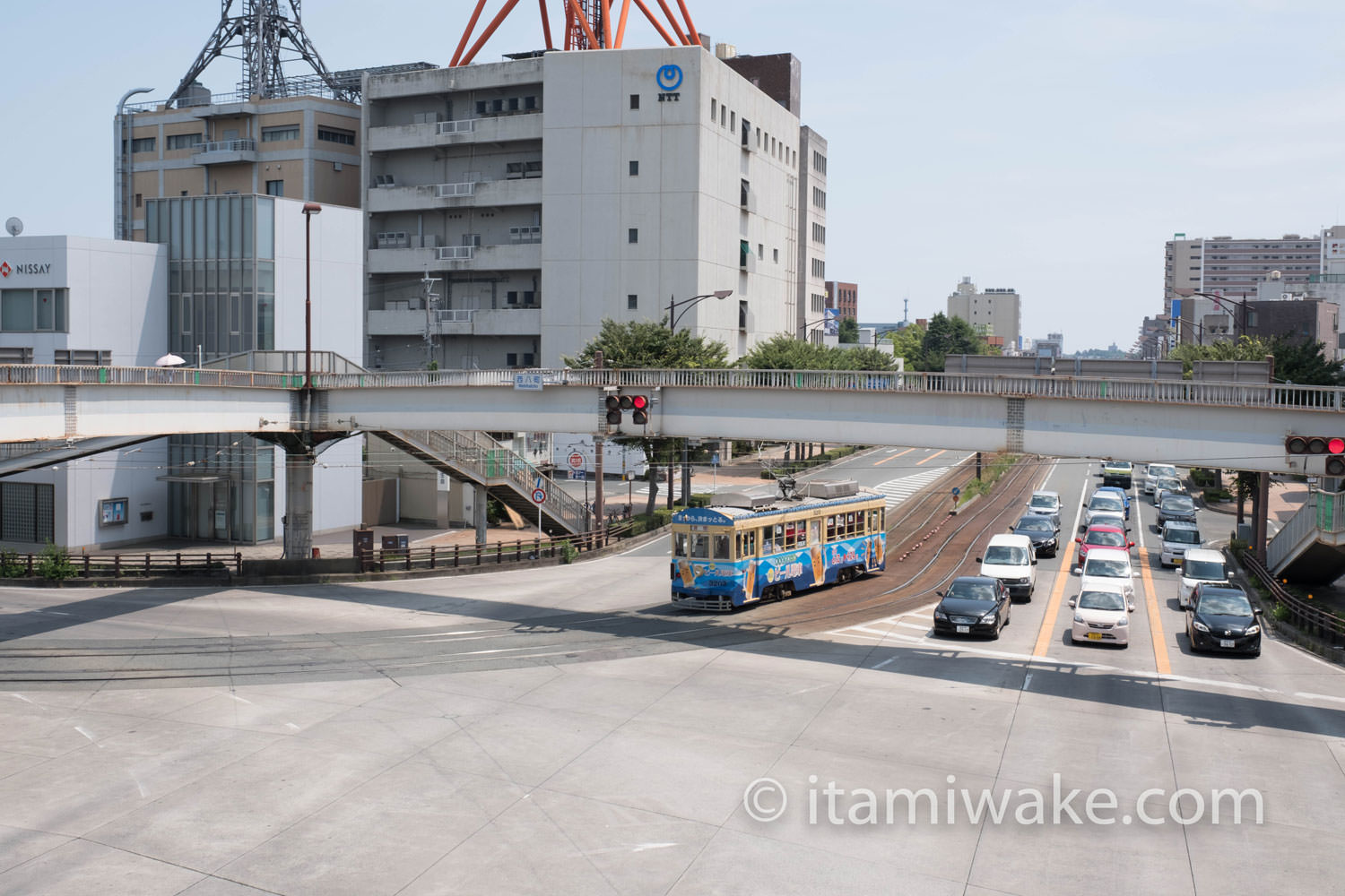 カーブに差し掛かる電車