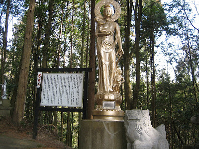 山道に配置される観音像