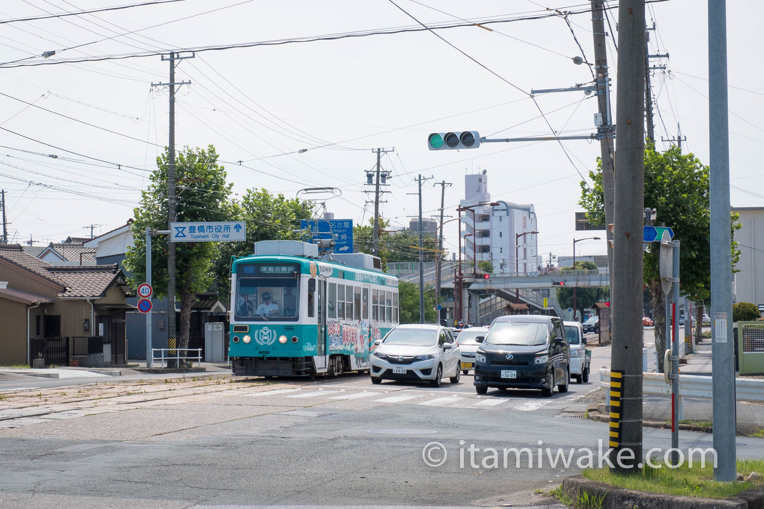 スタートラインに立つ車と電車