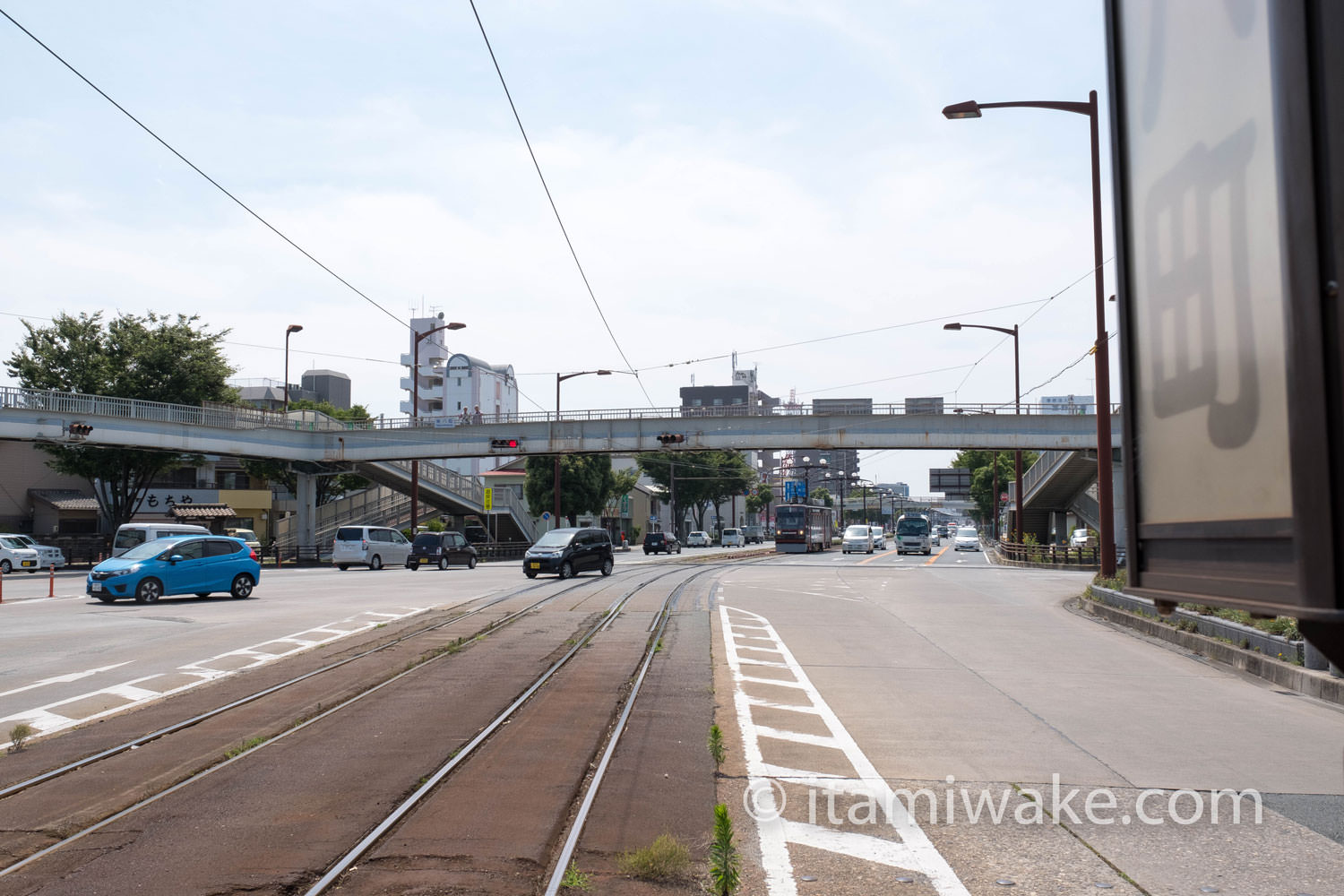 駅のホームから電車が来るのを見る