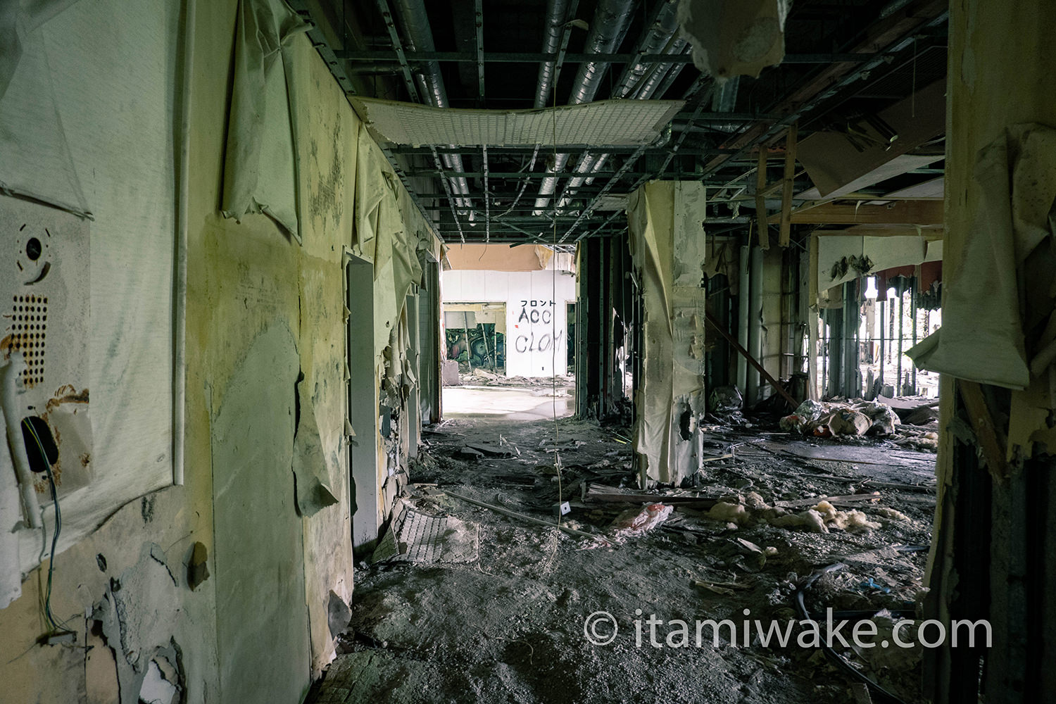 青森県岩木山の麓にある廃墟ホテル スペース21 へ もはや原形を留めぬ荒れ具合の中写真を撮る いたみわけ Com