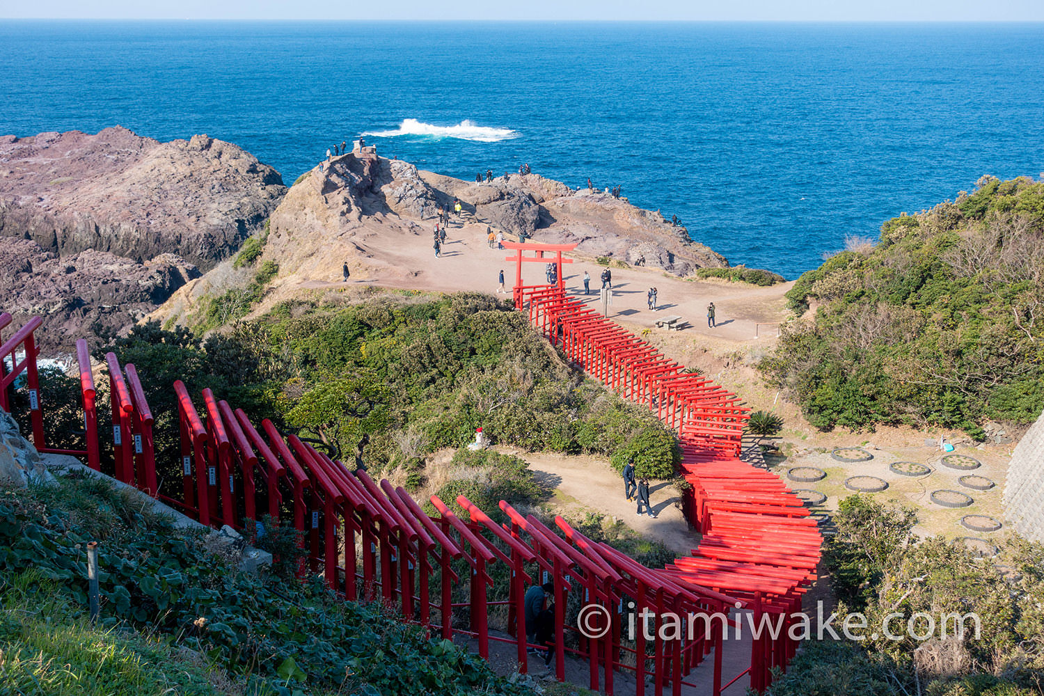 元乃隅神社 元乃隅稲成神社 へ 123基の鳥居を抜けると崖と海 日本の最も美しい場所31選 は伊達じゃない いたみわけ Com