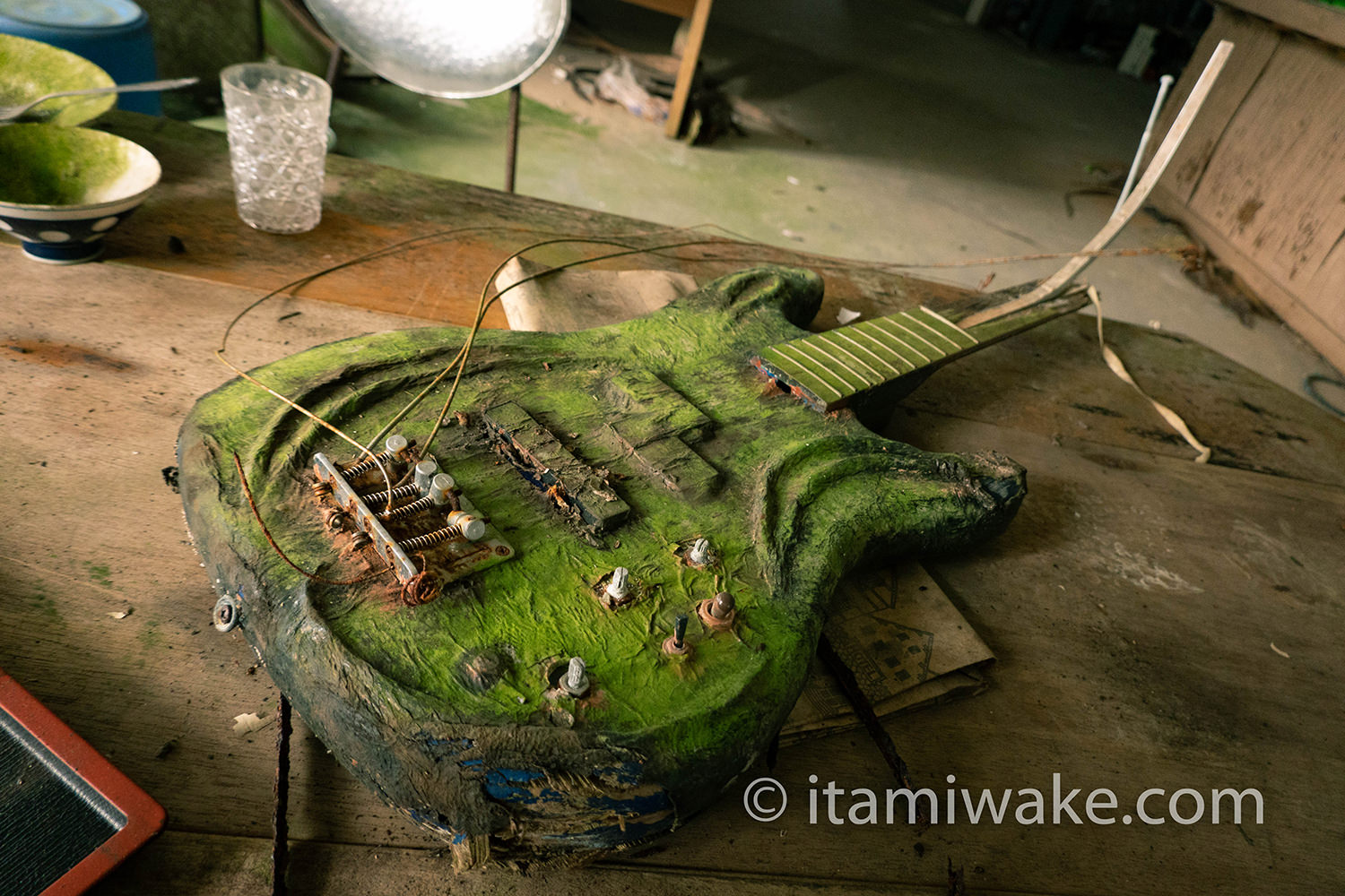 投棄されたエレキギター