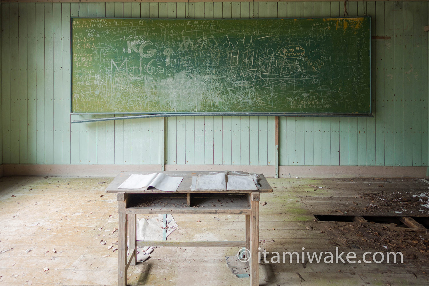 宮崎県 山奥の木造廃校「尾股小中学校」を27枚の写真と共に